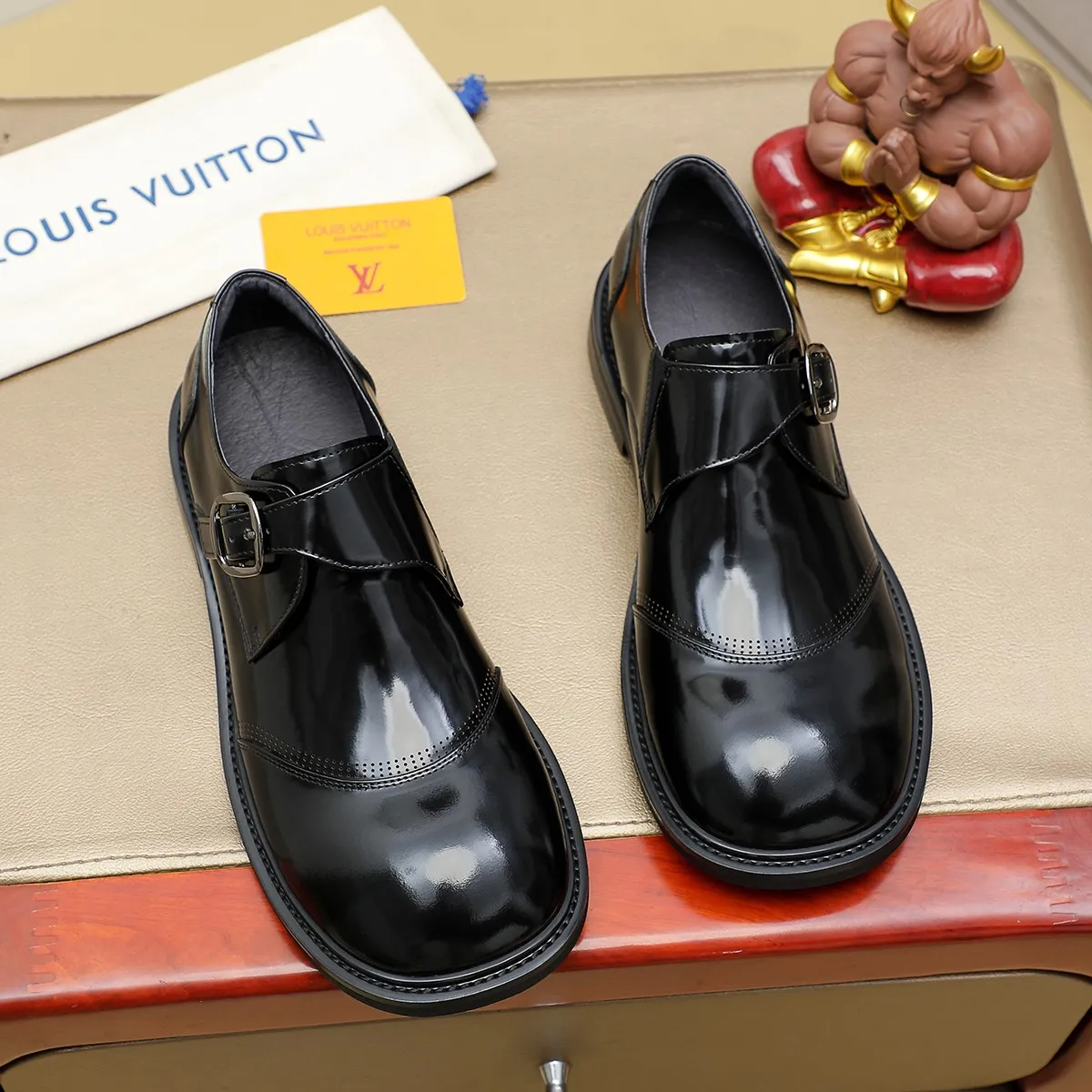 Men's shoes 💰620 💰 Louis Vuitton LV ® Autumn and Winter 🆕 models 🔛Full shoe counter First layer cowhide, 🐂leather lined casual shoes for men, super soft outsole, essential for driving. Counter synchronized original first layer cowhide completely 1:1 mold customization 🌹Top version, 2 colors available! Number: 38-45 (37.46. Customized)